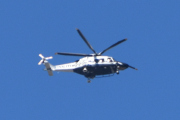 Morten 22 april 2022 - Politihelikopter over Høyenhall, det blir nok litt for langt unna og solen er sterk