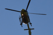 Morten 23 april 2022 - LN-OOR besøker Høyenhall, jeg har tid til å konsentrere meg om solen og helikopteret