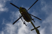 Morten 23 april 2022 - LN-OOR besøker Høyenhall, solen er viktigst, så vi lar rotorbladene ligge denne gangen