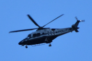 Morten 26 april 2022 - Politihelikopter over Høyenhall på kvelden, klokken er 20.52. Oslo er en sikker by nå