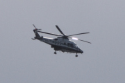 Morten 9 april 2022 - Politihelikopter over Høyenhall, og klokken er 17.38. Dem har litt retning mot det vi kan kalle sol i dag