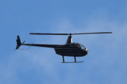 Morten 8 august 2022 - Robinson R44 over Høyenhall, klokken er 16.25. Jeg har to valg, den har en stripe på siden