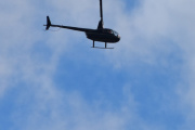 Morten 8 august 2022 - Robinson R44 over Høyenhall, men jeg fikk den med en fugl da