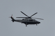 Morten 18 august 2022 - Politihelikopter over Høyenhall, stiller seg i posisjon gjør dem også