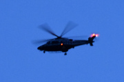 Morten 25 mars 2022 - Politihelikopter over Høyenhall om kvelden, nå er det for mørkt å ta bilder