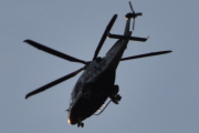 Morten 5 mai 2022 - Politihelikopter over Høyenhall om kvelden, det er for mørkt til å se hvem det er