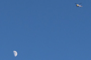 Morten 9 februar 2022 - LN-OSP og månen over Høyenhall, den er litt for høyt oppe