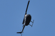 Morten 6 juli 2022 - LN-OGS besøker Høyenhall, han flyr et Robinson Helicopter R44 og R står for Raven