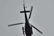 Morten 1 desember 2022 - LN-OGW besøker Høyenhall, jeg hører dem, men ser dem ikke. Men Helitrans fløy lavt nok :-)