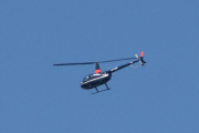 Morten 20 juli 2022 - Robinson R44 II over Høyenhall, jeg gjetter LN-OYK, så for det bære eller briste...