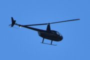 Morten 5 juli 2022 - LN-OGS over Høyenhall, så lurer jeg litt på om han er medlem i Oslo Helikopterklubb