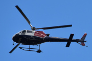 Morten 14 juni 2022 - LN-OFB besøker Høyenhall, vil det komme helikoptre på Kjeller på Flydagen?