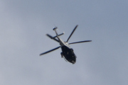 Morten 19 juni 2022 - Politihelikopter over Høyenhall på kvelden, men jeg fikk filmet dere og tatt bilder av dere, så nå vet jeg hvordan dere ser ut :-)