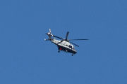 Morten 20 juni 2022 - Politihelikopter over Høyenhall, klokken er 16.15. Jeg holder et øye med deg, mens jeg holder på med verandaen