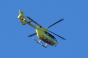 Morten Sankthansaften 23 juni 2022 - Norsk Luftambulanse over Høyenhall, klokken er 09.19. Nå har Norsk Luftambulanse en uttrykning med sin Airbus H145