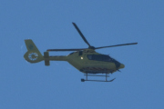 Morten 24 juni 2022 - Norsk Luftambulanse over Høyenhall, klokken er 10.08. Det er Norsk Luftambulanse med sin Airbus H135