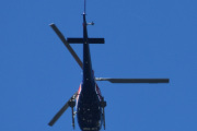 Morten 29 juni 2022 - LN-OGP besøker Høyenhall, klokken er 10.33. Det var bra at jeg var på verandaen når Helitrans kom i full fart