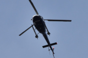 Morten 13 mai 2022 - LN-OGE besøker Høyenhall, det er Helitrans som kommer på besøk, og jeg står allerede på verandaen