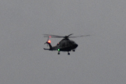 Morten 20 mai 2022 - Politihelikopter over Høyenhall på kvelden, klokken er 21.29. Siste lufteturen på verandaen og det kommer et helikopter