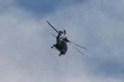 Morten 6 mai 2022 - Politihelikopter over Høyenhall, det er mange biler som skal mot Ekeberg nå