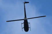 Morten 30 september 2022 - LN-OGS besøker Høyenhall, og her ser vi at det står R44 bak på helikopteret