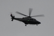 Morten 19 august 2023 - Politihelikopter over Høyenhall på kvelden, klokken er snart halv ni og det er mørkt allerede. Første gangen du kom på kvelden var 1 september 2019