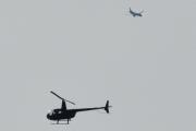Morten 22 august 2023 - Robinson R44 over Høyenhall, og LN-OGT kan du lese under dette helikopteret, derfor holder dem seg på avstand nå. Ser du flyet forresten