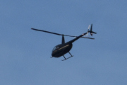Morten 9 juli 2023 - Robinson R44 over Høyenhall, den har en stripe på siden, da kan det være Ove
