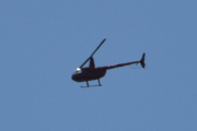 Morten 9 juni 2023 - Robinson R44 over Høyenhall, nå er det en helikopterklubb som vil ha det morsomt med meg, denne er jo tydelig merka