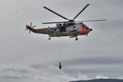 Morten 3 september 2023 - Telemark Airshow 2023. Jeg har hatt Sea King 074 over hustaket mitt mange ganger, men dette her har jeg aldri opplevd. Dem landet også, og nei... jeg har ikke støv på linsa, så nærme var den