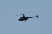 Morten 2 september 2023 - Robinson R44 over Høyenhall, her er de to antennene inne ved rotoren og ikke på halen