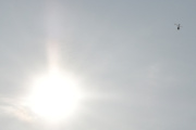Morten 6 september 2023 - Robinson R44 besøker Høyenhall, og jeg fikk deg med solen, så kanskje du kan gi meg et hint neste gang?