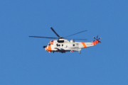 Morten 27 mars 2023 - Forsvarets Redningshelikopter Sea King nr. 073 over Høyenhall. Så nå er det Sar Queen vi vil se fremover