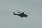 Morten 28 januar 2023 - Politihelikopter over Høyenhall, tatt fra bilen på vei hjem til Høyenhall