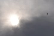 Morten 28 mai 2023 - LN-ORA besøker Høyenhall, og jeg fikk den med solen selv om skyene er mørke