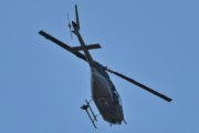Morten 30 mai 2023 - Helikopter over Høyenhall, den har kun to rotorblader og to stenger på landingsføttene...