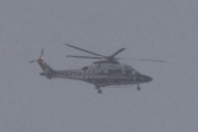 Morten 6 april 2023 - Politihelikopter over Høyenhall, dem legger seg fint i posisjon på en skjærtorsdag