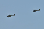 Morten 2 august 2024 - To luftambulansehelikoptre over Høyenhall, her dukker det opp en fugl til. Norsk Luftambulanse har to ambulansehelikoptre med døgnkontinuerlig beredskap på basen i Lørenskog: En Airbus H145 og en Airbus H135