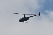 Morten 30 juli 2024 - Robinson R44 over Høyenhall igjen, det er sikkert den samme igjen. Vi er enig i at den ikke har stripe på siden og to antenner på taket?