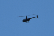 Morten 31 juli 2024 - Robinson R44 over Høyenhall, jeg ser at den har en blank antenne, kan det være LN-OAE?