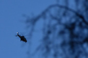 Morten 12 april 2025 - Politihelikopter over Høyenhall på natten, selv fuglene har lagt seg nå