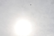 Morten 1 august 2025 - Politihelikopter over Høyenhall, og ikke bare det, dem tar en ny runde til, så da har vi et bilde til av Politiet og solen klokken 10.40