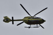 Morten 3 august 2025 - LN-OOT besøker Høyenhall, her kommer dem tett. Klokken er 14.32 og det er Norsk Luftambulanse som kommer med sin Airbus H145 Lege Luftambulansetjenesten fra februar 2018