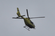 Morten 5 august 2025 - Norsk Luftambulanse over Høyenhall, klokken er 15.04 og jeg kunne ikke ha verandadøren åpen, det blåste for mye. Men det er en Airbus H135 Lege Luftambulansetjenesten