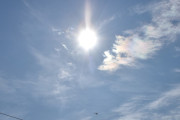 Morten 7 august 2025 - LN-OUJ over Høyenhall, klokken er 11.51 og jeg får Norsk Luftambulanse med solen