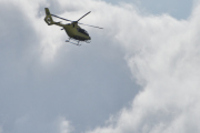 Morten 8 august 2025 - Norsk Luftambulanse over Høyenhall, helikoptre bryr seg ikke om vind, eller gjør dem det?