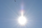 Morten 18 juli 2025 - LN-ORC besøker Høyenhall igjen, og her er solen. Da har vi to fugler og solen på en dag