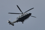 Morten 26 juli 2025 - Politihelikopter over Høyenhall, klokken er 15.06 og jeg har en mistanke på at det er LN-ORC. Det jeg legger merke til er at skinnen er borte. Jeg husker at jeg skrev den 22 januar 2025 - Den skinnen dekker for registreringsnummeret, det er helt sikkert. Men er det lov? Når en bil har en sykkelhenger bak seg, så må den ha et ekstra skilt