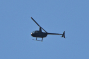Morten 14 juni 2025 - Robinson R44 over Høyenhall, klokken er 09.05 og dem er på vei til Kjeller flyplass. Jeg kan ikke se noen stripe på siden