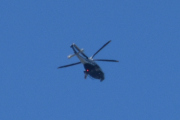 Morten 17 mai 2025 - Politihelikopter over Høyenhall, selvfølgelig er dem ute på Norges nasjonaldag. Dem flyr høyt og det er strålende vær i dag
